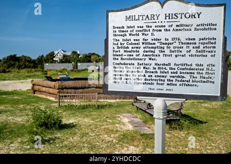 SULLIVAN's ISLAND, South Carolina – Thomson Park erinnert an die Schlacht von Sullivan’s Island am 28. Juni 1776, in der Colonel William 'Danger' Thomson erfolgreich Breach Inlet gegen britische Invasionsversuche verteidigte. Dieser entscheidende amerikanische Sieg, koordiniert mit der Verteidigung von Fort Sullivan (später Fort Moultrie), stellte einen der ersten großen Erfolge der Revolution dar und half Charleston bis 1780 vor der britischen Besatzung zu schützen. Stockfoto