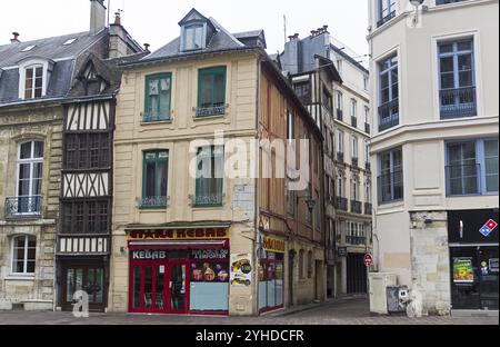 Rouen, Frankreich, 30. August 2018: Alte Häuser im touristischen Zentrum von Rouen, erbaut im traditionellen normannischen Stil, Europa Stockfoto