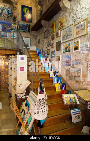 Souvenirladen für Touristen, in dem Souvenirs aus Zimmern innerhalb der Stadtmauer/Stadtmauern der Altstadt von Dubrovnik, Kroatien, verkauft werden. (138) Stockfoto