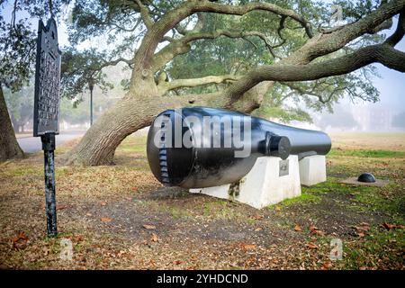 HAMPTON, Virginia — die Lincoln Gun, die in Fort Monroe ausgestellt wurde, war die erste 15-Zoll-Rodman-Kanone, die 1860 gegossen wurde. Diese historische Artillerie mit einem Gewicht von über 300 Pfund und einer Kapazität von mehr als 4 Meilen wurde während des Bürgerkriegs zur Bombardierung von konföderierten Positionen in Sewell's Point eingesetzt. Benannt nach Präsident Lincoln im März 1862 stellt sie einen bedeutenden Fortschritt in der Küstenverteidigungsartillerie dar. Stockfoto