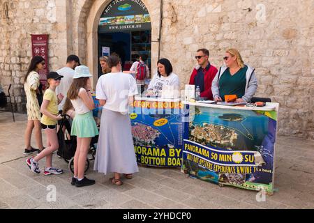 Touristen-Familie im historischen Hafen Hafen Hafen Marina buchen ein Ticket für eine Sommer-Sightseeing Boot Ausflug Bucht Tour. Dubrovnik. Kroatien. (138) Stockfoto