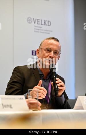 Mit einem Bekenntnis zu mehr Zusammenarbeit zwischen den protestantischen Konfessionen ist am Montag, 11.11.2024, die Jahrestagung der evangelischen Kirche in Würzburg fortgesetzt worden im Foto vom 11.11.: Landesbischof der Evangelisch-Lutherischen Kirche in Bayern, Christian Kopp, bei der gemeinsamen Pressekonferenz von Union Evangelischer Kirchen in der Evangelischen Kirche in Deutschland UEK und Vereinigte Evangelisch-Lutherische Kirche Deutschlands VELKD in Würzburg in Würzburg NUR am Montag am 11.11.11.11.11.11.2024 2024 Stockfoto