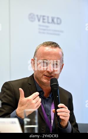 Mit einem Bekenntnis zu mehr Zusammenarbeit zwischen den protestantischen Konfessionen ist am Montag, 11.11.2024, die Jahrestagung der evangelischen Kirche in Würzburg fortgesetzt worden im Foto vom 11.11.: Landesbischof der Evangelisch-Lutherischen Kirche in Bayern, Christian Kopp, bei der gemeinsamen Pressekonferenz von Union Evangelischer Kirchen in der Evangelischen Kirche in Deutschland UEK und Vereinigte Evangelisch-Lutherische Kirche Deutschlands VELKD in Würzburg in Würzburg NUR am Montag am 11.11.11.11.11.11.2024 2024 Stockfoto