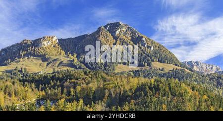 Landschaft mit Bergen, Wäldern und Almwiesen im Berchtesgadener Land in Bayern mit dem Jenner Landschaft mit Jenner Berg, Stockfoto