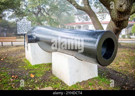 HAMPTON, Virginia — die Lincoln Gun, die in Fort Monroe ausgestellt wurde, war die erste 15-Zoll-Rodman-Kanone, die 1860 gegossen wurde. Diese historische Artillerie mit einem Gewicht von über 300 Pfund und einer Kapazität von mehr als 4 Meilen wurde während des Bürgerkriegs zur Bombardierung von konföderierten Positionen in Sewell's Point eingesetzt. Benannt nach Präsident Lincoln im März 1862 stellt sie einen bedeutenden Fortschritt in der Küstenverteidigungsartillerie dar. Stockfoto