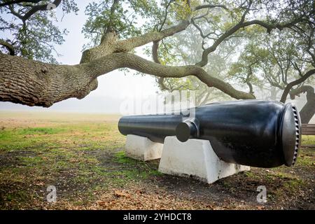 HAMPTON, Virginia — die Lincoln Gun, die in Fort Monroe ausgestellt wurde, war die erste 15-Zoll-Rodman-Kanone, die 1860 gegossen wurde. Diese historische Artillerie mit einem Gewicht von über 300 Pfund und einer Kapazität von mehr als 4 Meilen wurde während des Bürgerkriegs zur Bombardierung von konföderierten Positionen in Sewell's Point eingesetzt. Benannt nach Präsident Lincoln im März 1862 stellt sie einen bedeutenden Fortschritt in der Küstenverteidigungsartillerie dar. Stockfoto