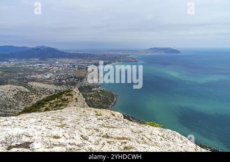 Blick vom Mount Falcon auf das Sudak-Tal und die Stadt Sudak. Krim, September, bewölkter Tag Stockfoto