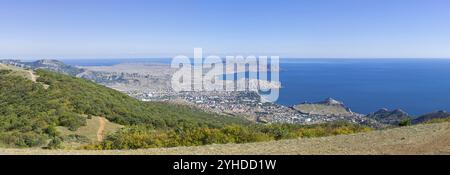 Panorama der Schwarzmeerküste, Blick vom Perchem Berg auf den Ferienort Sudak und die Bucht von Kapselsky. Krim. Sonniger Tag im September Stockfoto