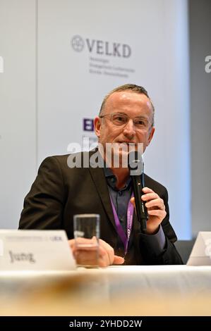 Mit einem Bekenntnis zu mehr Zusammenarbeit zwischen den protestantischen Konfessionen ist am Montag, 11.11.2024, die Jahrestagung der evangelischen Kirche in Würzburg fortgesetzt worden im Foto vom 11.11.: Landesbischof der Evangelisch-Lutherischen Kirche in Bayern, Christian Kopp, bei der gemeinsamen Pressekonferenz von Union Evangelischer Kirchen in der Evangelischen Kirche in Deutschland UEK und Vereinigte Evangelisch-Lutherische Kirche Deutschlands VELKD in Würzburg in Würzburg NUR am Montag am 11.11.11.11.11.11.2024 2024 Stockfoto