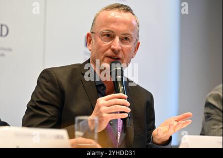 Mit einem Bekenntnis zu mehr Zusammenarbeit zwischen den protestantischen Konfessionen ist am Montag, 11.11.2024, die Jahrestagung der evangelischen Kirche in Würzburg fortgesetzt worden im Foto vom 11.11.: Landesbischof der Evangelisch-Lutherischen Kirche in Bayern, Christian Kopp, bei der gemeinsamen Pressekonferenz von Union Evangelischer Kirchen in der Evangelischen Kirche in Deutschland UEK und Vereinigte Evangelisch-Lutherische Kirche Deutschlands VELKD in Würzburg in Würzburg NUR am Montag am 11.11.11.11.11.11.2024 2024 Stockfoto