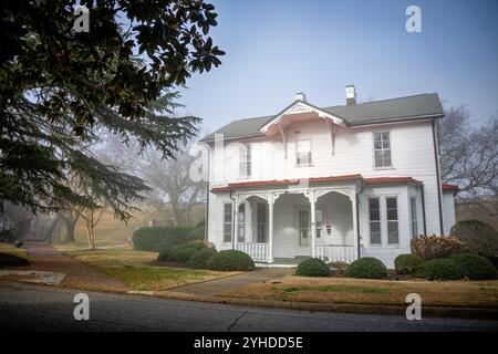 HAMPTON, Virginia – historische Wohnviertel innerhalb der Mauern von Fort Monroe zeigen erhaltene militärische Wohnarchitektur. Die Struktur, die Teil der Sammlung historischer Garnisonhäuser der Festung ist, stellt typische Offiziersviertel aus dem 19. Jahrhundert dar. Dieses erhaltene Gebäude veranschaulicht das häusliche Leben der Militärfamilien, die in Amerikas größtem Steinfort stationiert sind. Stockfoto