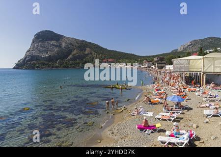 NOVYY SVET, KRIM, 2. SEPTEMBER 2017: Die Menschen ruhen sich aus, sonnen sich und schwimmen am Strand in der Bucht des Dorfes Novy Svet. Sonniger Sommertag, Krim Stockfoto