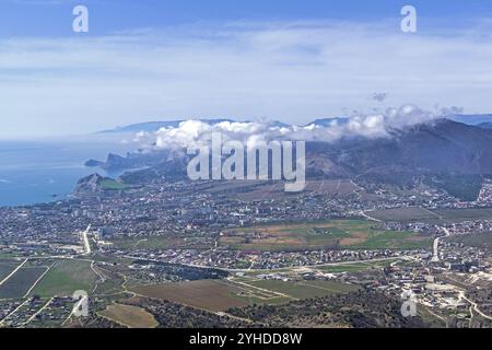 Die Gipfel der Berge sind mit Wolken bedeckt. Blick von der Spitze des Mount Ai-George (westlicher Endpunkt der Tokluk-Syrt-Gebirgskette). Krim, bitte Stockfoto