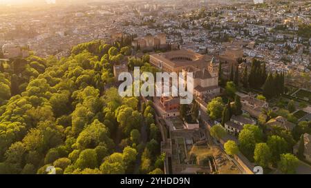 Blick aus der Vogelperspektive auf den historischen Alhambra-Palast bei Sonnenuntergang in Granada, Andalusien, Spanien. Stockfoto