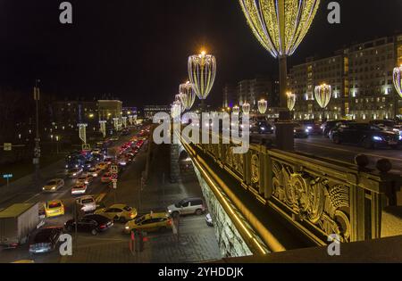 Moskau, Russland, 20. Dezember 2019: Blick von der Bolschoi-Kamenny-Brücke zum Bolotnaja-Platz. Abends. Moskau, Europa Stockfoto