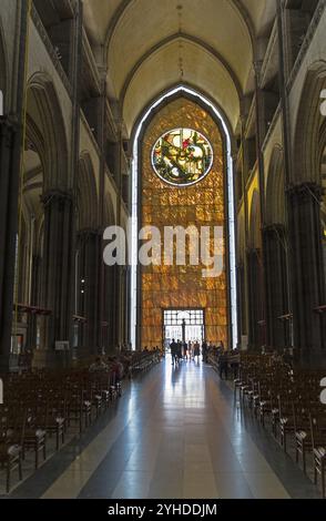 Lille, Frankreich, 1. September 2018: Zentrales Kirchenschiff der Basilika Notre Dame de la Treille. Lille, Frankreich, Europa Stockfoto