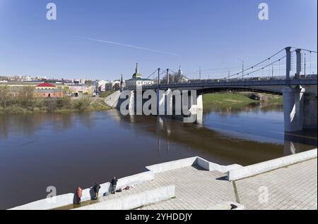 SMOLENSK, RUSSLAND, 23. APRIL 2018: Eine Brücke über den Dnieper und Fischer auf einem teilweise überfluteten Damm. Das Zentrum von Smolensk, Russland. Ende von Stockfoto