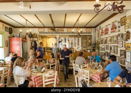 Inneneinrichtung eines traditionellen griechischen Restaurants auf der Insel Zante, Griechenland Stockfoto