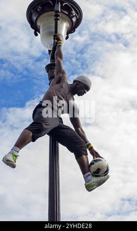 Akrobat mit einem Fußball in Montmartre, Paris, Frankreich, Europa Stockfoto