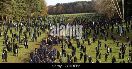 Stowe, Buckinghamshire, Großbritannien. November 2024. Die Schüler der Stowe School versammeln sich neben Metallstatuen zum Gedenken an gefallene Soldaten an die 11. Stunde des 11. Tages des 11. Monats Gedenkgottesdienstes 2024 in den Stowe Gardens des National Trust. Steing with Giants ist ein Denkmal für die 1475 Soldaten, die während der Landung am D-Day am 6. Juni 1944 getötet wurden. Credit: Donald Cooper/Alamy Live News Stockfoto