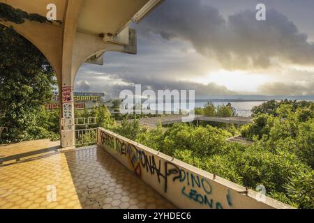 Ein verlassener Ort, ein Lost Place Hotel aus den 70ern Zerstört und verlassen. Am Abend vor Sonnenuntergang. Haludovo Palace Hotel, Krk, Cro Stockfoto