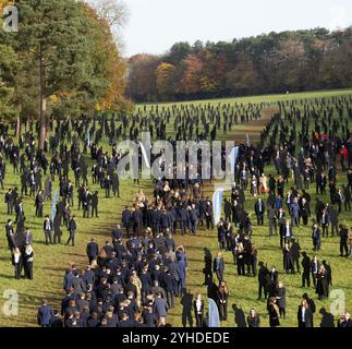 Stowe, Buckinghamshire, Großbritannien. November 2024. Die Schüler der Stowe School versammeln sich neben Metallstatuen zum Gedenken an gefallene Soldaten an die 11. Stunde des 11. Tages des 11. Monats Gedenkgottesdienstes 2024 in den Stowe Gardens des National Trust. Steing with Giants ist ein Denkmal für die 1475 Soldaten, die während der Landung am D-Day am 6. Juni 1944 getötet wurden. Credit: Donald Cooper/Alamy Live News Stockfoto