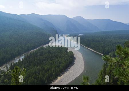 Blick aus der Vogelperspektive auf das Tal des Flusses Sayan Oka. Ostsayan, Burjatien, Sibirien, Russland, Europa Stockfoto