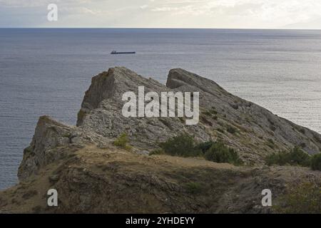 Blick auf das Meer vom Gipfel des Alchak Kap. Sudak, Krim. Abends, bewölkt Stockfoto