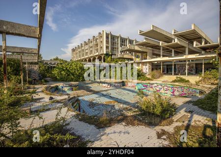Ein verlassener Ort, ein Lost Place Hotel aus den 70ern Zerstört und verlassen. Am Abend vor Sonnenuntergang. Haludovo Palace Hotel, Krk, Cro Stockfoto