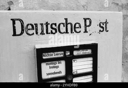 23/09/1983 DDR-Bezirk Karl-Marx-Stadt Stadt Ellefeld. Briefkasten der Deutschen Post der DDR mit gelöschtem Buchstaben O., Ellefeld, Kreis Karl- Stockfoto