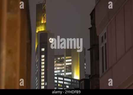 Die Lichter in den Büros des Commerzbank Tower in Frankfurt am Main leuchten abends, Neustadt, Frankfurt am Main, Hessen, Deutschland, Europa Stockfoto