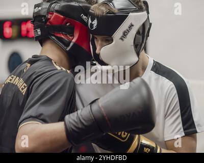 Cremona, Italien, 29. Oktober 2024 zwei Männer tragen Boxhandschuhe und Helme, einer von ihnen trägt ein schwarzes Hemd mit dem Namen Fenner, Europa Stockfoto