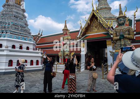 Bangkok, Thailand. November 2024. Touristen, die den Tempel des Smaragdbuddhas (Wat Phra Kaew) in Bangkok besuchten. Quelle: SOPA Images Limited/Alamy Live News Stockfoto