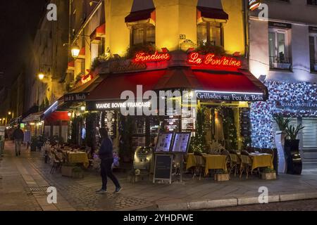 Paris, Frankreich, 21. Dezember 2018: Ein kleines Café an der Ecke. Kreuzung der Straßen Muftar (Rue Mouffetard) und Pot de Fer (Rue du Pot de Fer), Pari Stockfoto