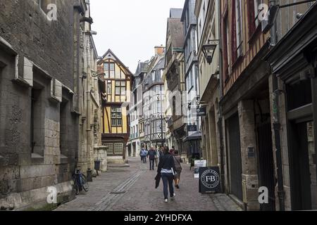 Rouen, Frankreich, 30. August 2018: Alte Häuser im touristischen Zentrum von Rouen, erbaut im traditionellen normannischen Stil, Europa Stockfoto