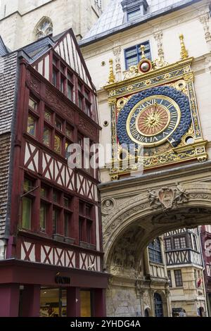 Rouen, Frankreich, 30. August 2018: Berühmte alte Uhren Gros-Horloge. Rouen, Normandie, Frankreich, Europa Stockfoto