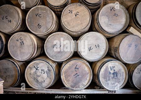 JAMESTOWN, Virginia – Ein rekonstruiertes Lagergebäude im Fort von Jamestown Settlement beherbergt zeitgenaue Fässer und landwirtschaftliche Geräte. Die Strebe Stockfoto