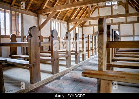 JAMESTOWN, Virginia – die rekonstruierte Kirche/das Versammlungshaus in Jamestown Settlement's Fort stellt das zentrale religiöse und bürgerliche Gebäude der frühen englischen Kolonie dar. Diese Holzrahmenkonstruktion zeigt die typische kirchliche Architektur des frühen 17. Jahrhunderts. Das Gebäude diente sowohl religiösen Gottesdiensten als auch Gemeindeversammlungen in der ursprünglichen Siedlung. Stockfoto