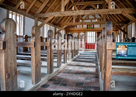 JAMESTOWN, Virginia – die rekonstruierte Kirche/das Versammlungshaus in Jamestown Settlement's Fort stellt das zentrale religiöse und bürgerliche Gebäude der frühen englischen Kolonie dar. Diese Holzrahmenkonstruktion zeigt die typische kirchliche Architektur des frühen 17. Jahrhunderts. Das Gebäude diente sowohl religiösen Gottesdiensten als auch Gemeindeversammlungen in der ursprünglichen Siedlung. Stockfoto