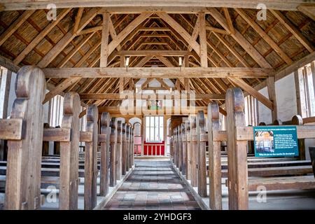 JAMESTOWN, Virginia – die rekonstruierte Kirche/das Versammlungshaus in Jamestown Settlement's Fort stellt das zentrale religiöse und bürgerliche Gebäude der frühen englischen Kolonie dar. Diese Holzrahmenkonstruktion zeigt die typische kirchliche Architektur des frühen 17. Jahrhunderts. Das Gebäude diente sowohl religiösen Gottesdiensten als auch Gemeindeversammlungen in der ursprünglichen Siedlung. Stockfoto