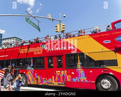 NEW YORK CITY, 24. AUGUST 2017: New York, Manhattan. Roter Doppeldeckerbus auf dem Broadway. Sonniger Sommertag Stockfoto