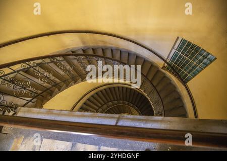 Blick nach oben, Innenhof eines Häuserblocks. Typisch für diesen Gebäudetyp in der historischen Stadt Budapest, Ungarn, Europa Stockfoto