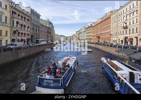 Sankt Petersburg, Russland, 16. Juni 2019: Vergnügungs- und Sightseeing-Boote mit Touristen auf dem Fluss Moika. Bewölkter Tag im Juni, Europa Stockfoto