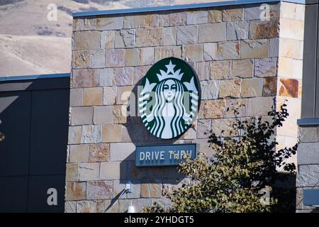 Außenansicht des Starbucks-Logoschildes. Starbucks ist eine multinationale amerikanische Kette von Kaffeehäusern und Rösterreservaten mit Hauptsitz in Seattle, WA. Stockfoto