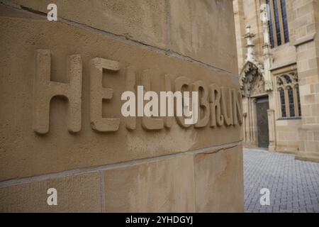 Brunnen in Heilbronn vor der St. Kilianskirche, St. Kilian, Schriftzug, Heilbrunnen, Heilbronn-Franken, Baden-Württemberg, Deutschland, Europa Stockfoto