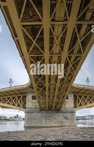 Brücke am Morgen. Eine der berühmten Straßenbrücken über die Donau. Landschaft und Architektur am Morgen, Margaretenbrücke, Margitsziget Margit Stockfoto