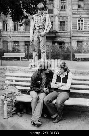 09/1978 DDR Ost-Berlin Bezirk Prenzlauer Berg. Zwei Jungs und ein Mädchen auf einem Spielplatz am Letteplatz. Berlin Stockfoto