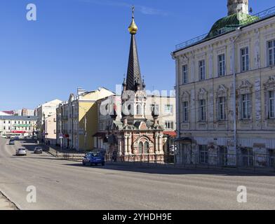 SMOLENSK, RUSSLAND, 23. APRIL 2018: Kapelle des Heiligen Nikolaus der Wundertäter. Belyaeva Street, Smolensk, Russland. Sonniger Tag Ende April Stockfoto