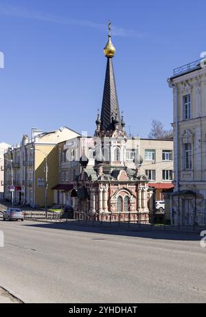 SMOLENSK, RUSSLAND, 23. APRIL 2018: Kapelle des Heiligen Nikolaus der Wundertäter. Belyaeva Street, Smolensk, Russland. Sonniger Tag Ende April Stockfoto