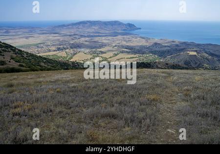 Halbwüstenlandschaft am Ufer des Schwarzen Meeres. Krim, Blick vom Gipfel des Berges Ai-George (oder St. George) Stockfoto